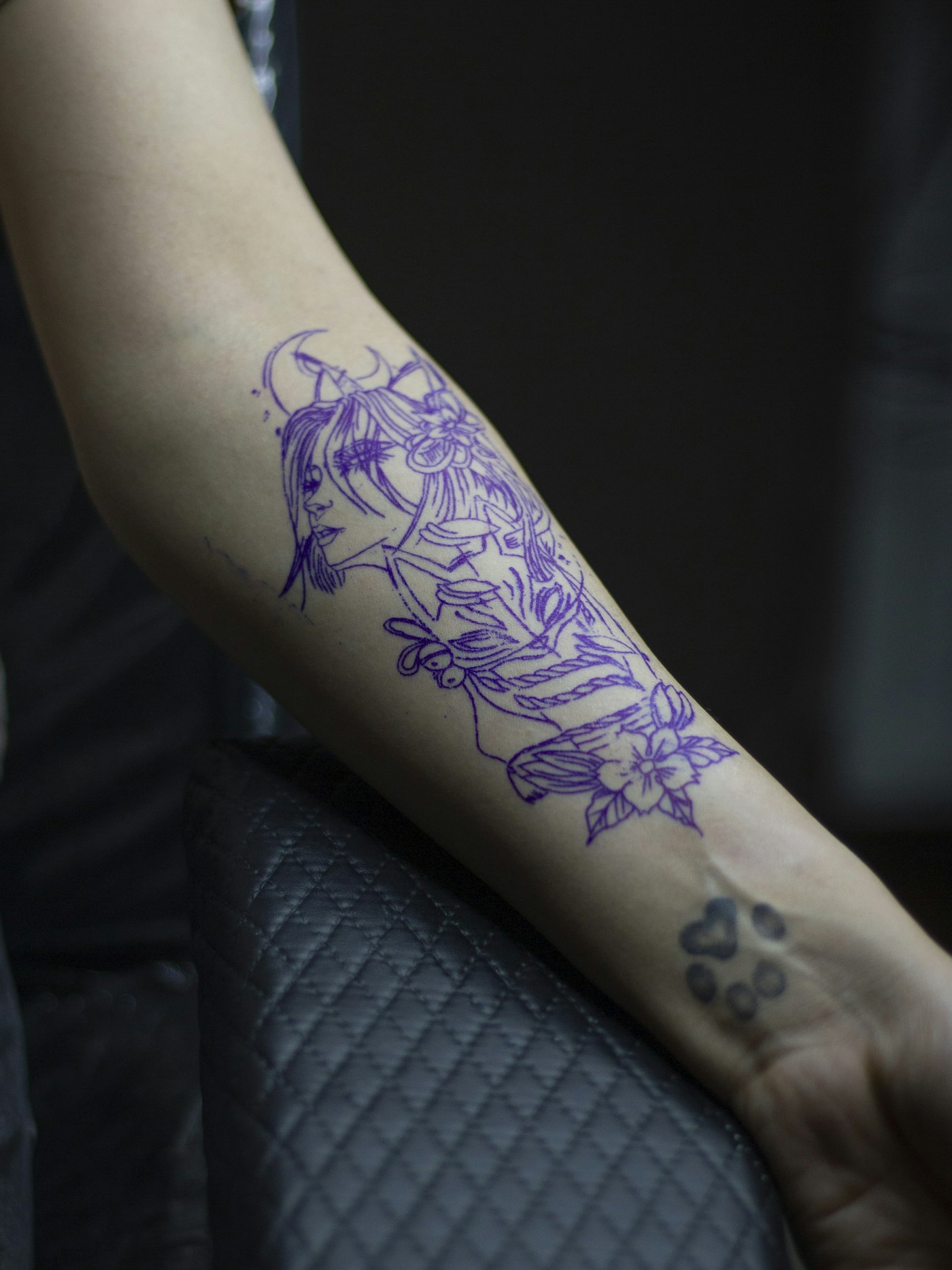 Fine line botanical forearm